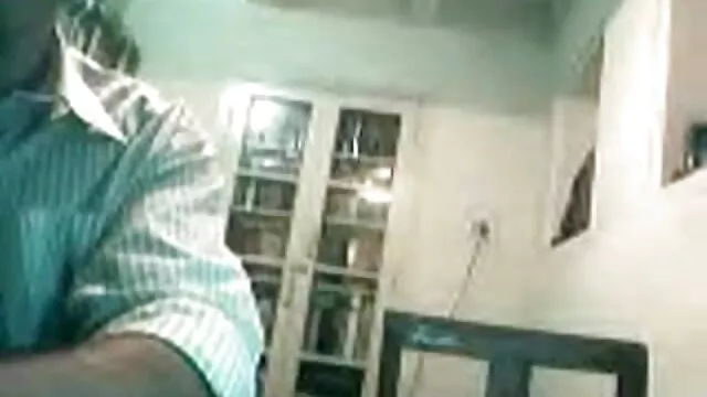 सुंदर एमी उसके बीएफ सेक्सी वीडियो मूवी हाथों का उपयोग करता है