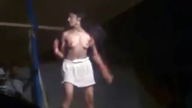 शौकिया बीएफ सेक्सी मूवी बीएफ किशोर रेड इंडियन भव्य गोद नृत्य करता है