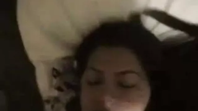 डैडी दर्पण से घिरा हुआ अपने बीएफ सेक्सी मूवी वीडियो में बड़े मुर्गा को सहलाता है