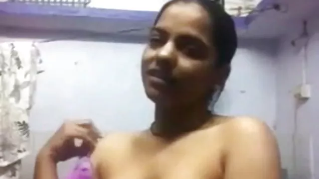 मैंने अपने बच्चे को सनी देओल की बीएफ सेक्सी मूवी उसकी चूत में उंगली करते हुए पकड़ा तो मुझे उसे चोदना था ।