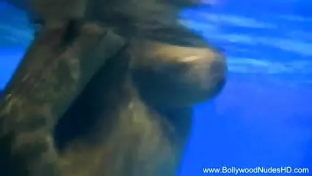 टैटू बेब मार पड़ी है, जबकि बाध्य और सेक्सी बीएफ मूवी वीडियो गला घोट दिया