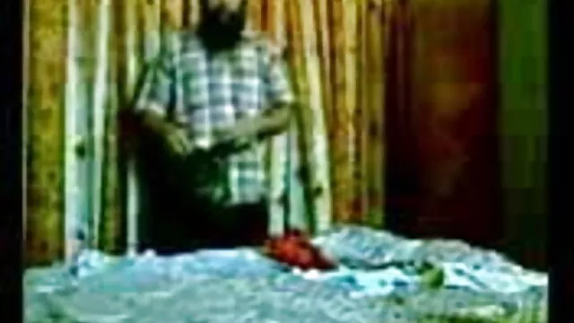 बेशर्म कमबख्त और सेक्सी बीएफ अंग्रेजी मूवी चूसने में