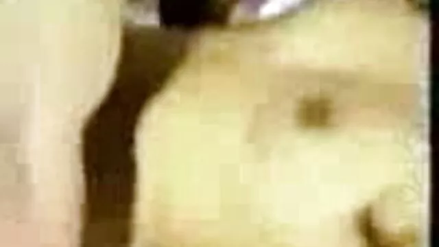 सींग का बना लड़की उंगलियों खुद को करने के लिए उसे मेज बीएफ मूवी फिल्म सेक्सी पर