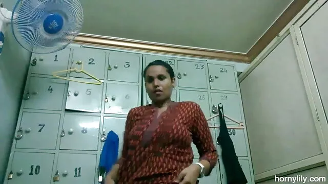 एशियाई वह पुरुष बंद जैक उसके विशाल हिंदी सेक्सी मूवी बीएफ खड़ा लंड