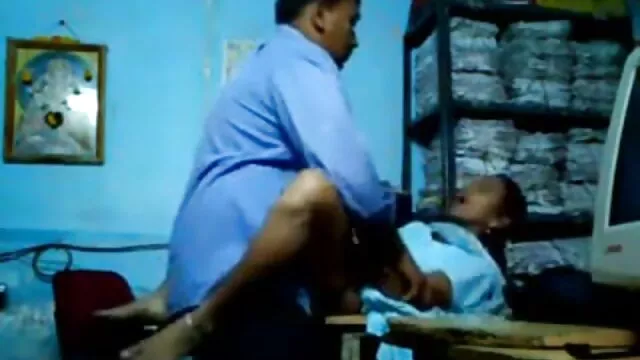 तेजस्वी सुनहरे बालों वाली महिला रसोई घर में सेक्सी मूवी बीएफ बीएफ बीएफ स्ट्रिप्स
